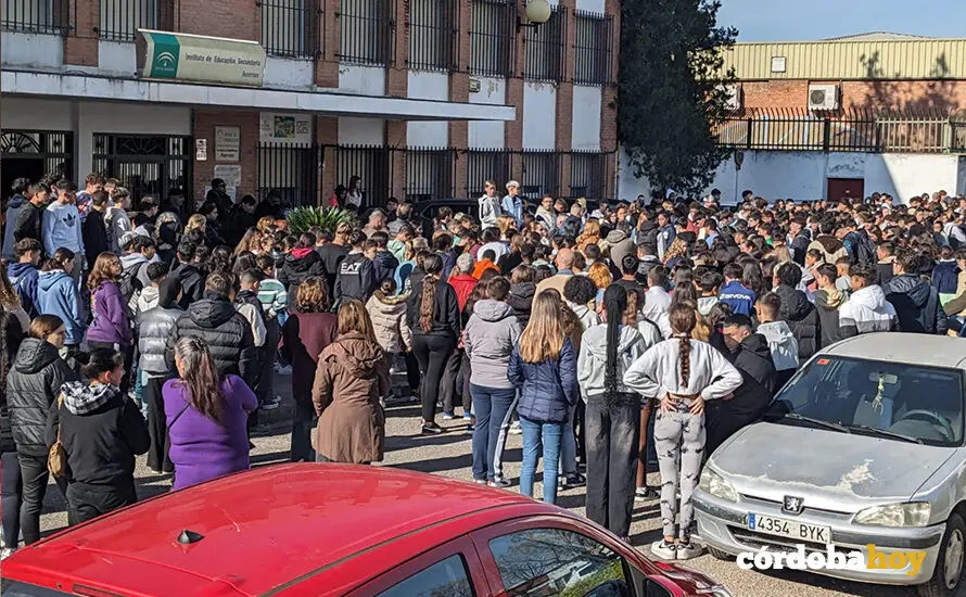 Concentraci&oacute;n en el IES Averroes por el asesinato del joven de 16 a&ntilde;os alumno del centro  &Aacute;lex Ortega FOTO IES AVERROES