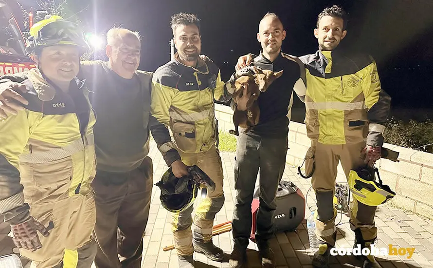 Los bomberos actuante junto al due&ntilde;o de la perrita y el propio animal, 'Perla' FOTO CORDOBAFIRE