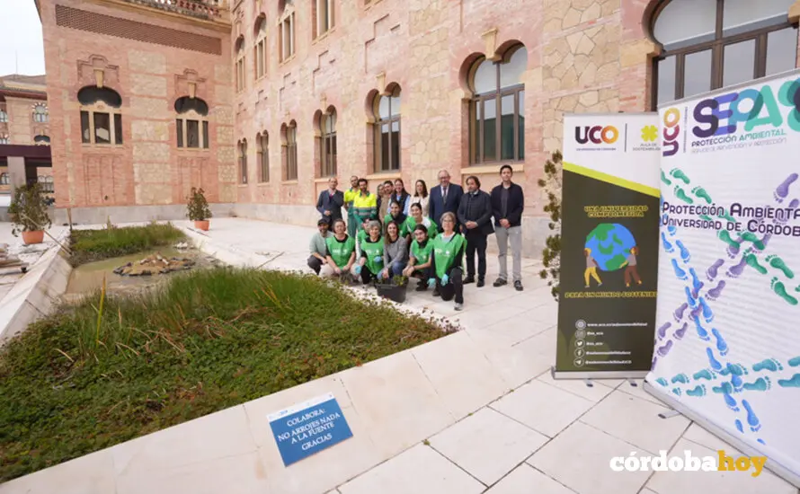 El rector y el presidente del Ingema junto a los voluntarios y t&eacute;cnicos participantes FOTO UCO