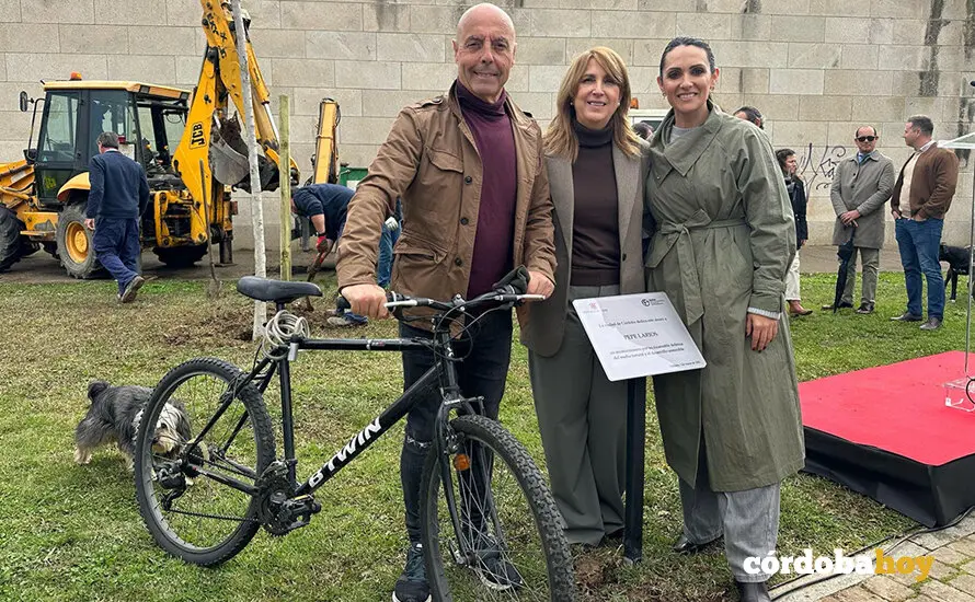 Antonio Hurtado, Ana L&oacute;pez y Mamen Gonz&aacute;lez, en la plantaci&oacute;n de un almez en Miraflores en homenaje a Pepe Larios FOTO PSOE