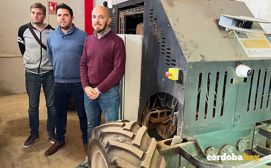 El robot tractor 'Sergius' junto a sus creadores FOTO UNIVERSIDAD DE C&Oacute;RDOBA