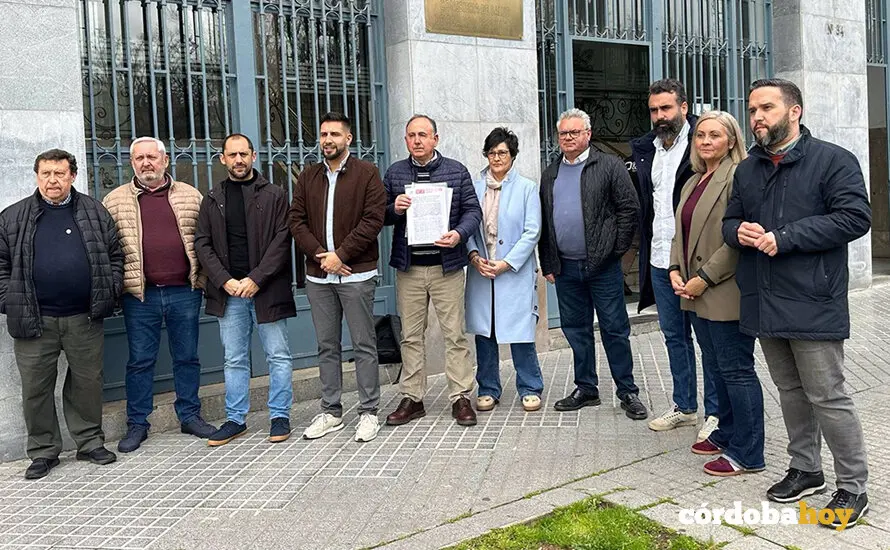 Representantes de PSOE, IU, UGT y CCOO entregan en la Delegaci&oacute;n de Salud de la Junta m&aacute;s de 2.000 firmas contra el "desmantelamiento" del Hospital del Guadiato FOTO IU