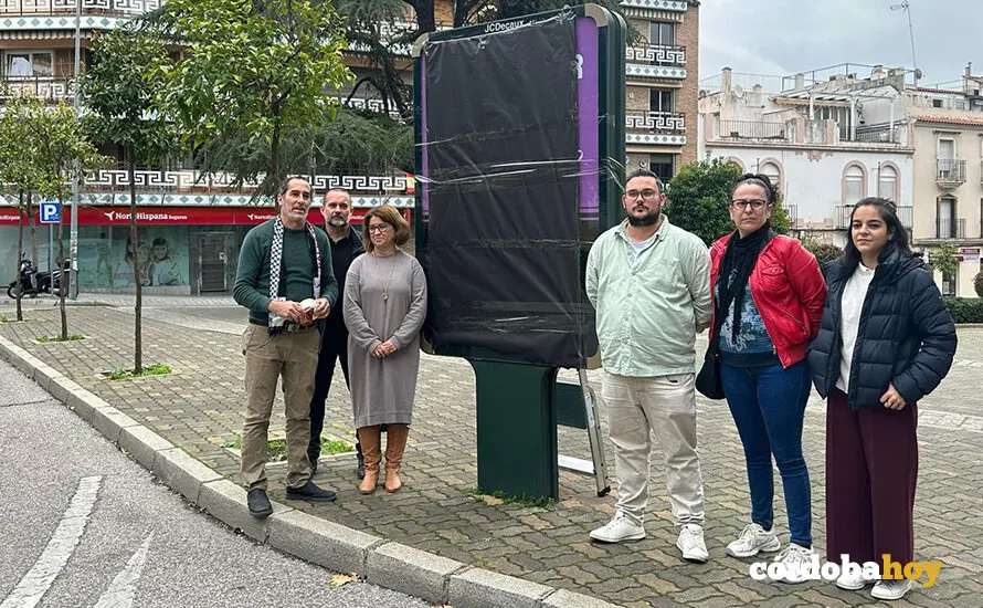 Miembros de Hacemos C&oacute;rdoba con el mupi transf&oacute;bico de la ACdP cubierto FOTO HACEMOS C&Oacute;RDOBA