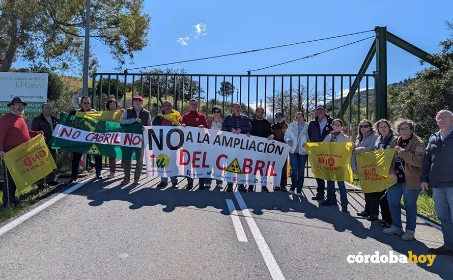 Concentraci&oacute;n en las inmediaciones de El Cabril FOTO IU