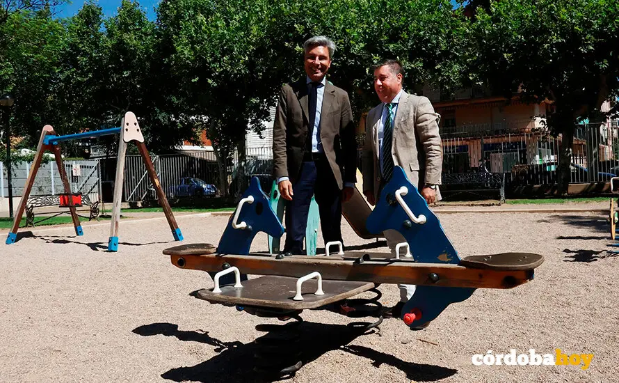 Andr&eacute;s Lorite y Miguel Ruiz Madruga en el parque de la Manzana de Banesto, en Santa Rosa FOTO AYUNTAMIENTO DE C&Oacute;RDOBA
