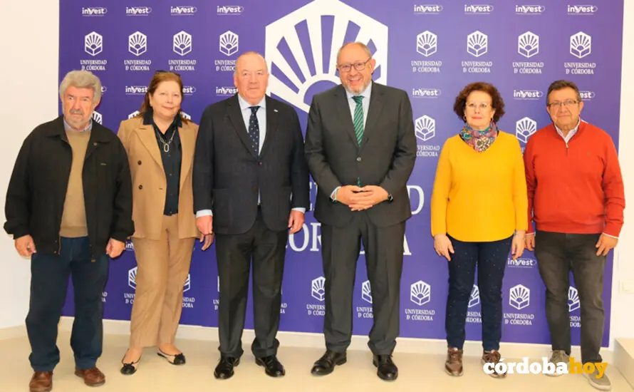 El rector junto al presidente de la Fundaci&oacute;n Blas Infante e integrantes de su patronato FOTO UCO