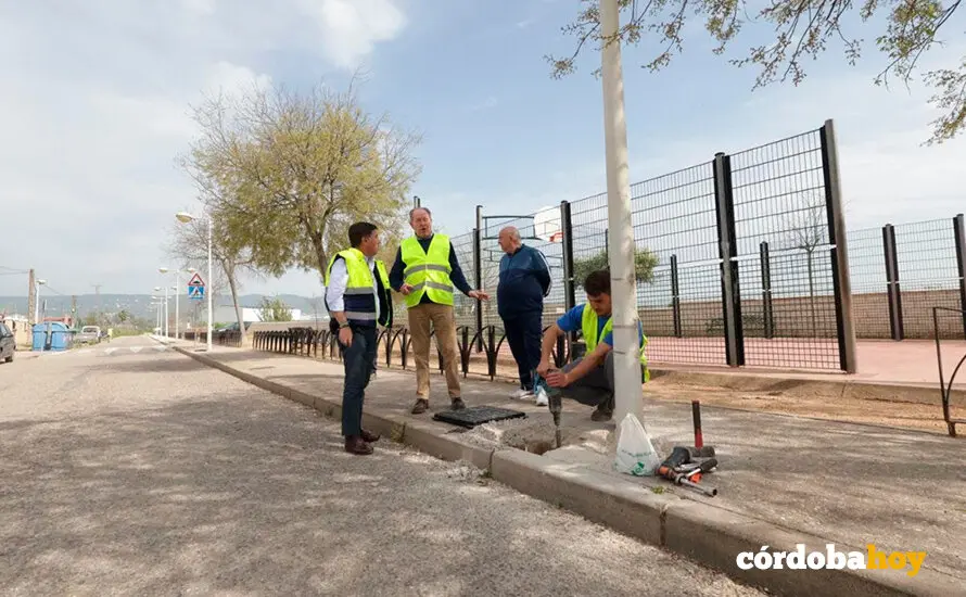 Reforma del alumbrado de los jardines de la barriada de Los &Aacute;ngeles, en Alcolea FOTO AYUNTAMIENTO DE C&Oacute;RDOBA