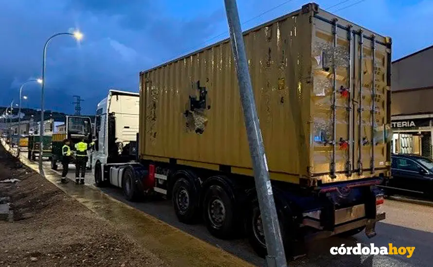 El cami&oacute;n articulado que conduc&iacute;a en la N-432 el hombre que dio positivo en coca&iacute;na FOTO GUARDIA CIVIL