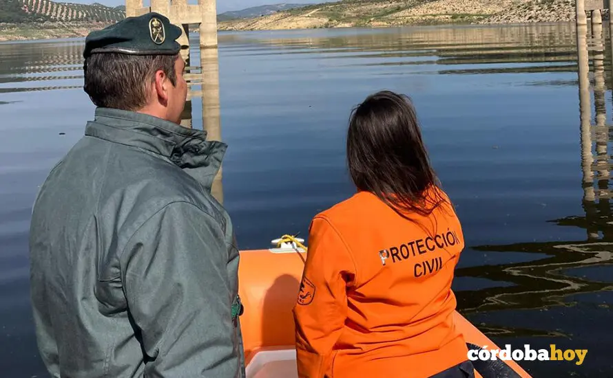 Un agente del Seprona y otra de Protecci&oacute;n Civil en una embarcaci&oacute;n en el pantano de Izn&aacute;jar FOTO SEPRONA