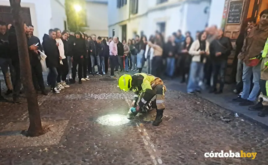 Momento en que eliminan la pilona en la Plaza Abades para el paso de la Universitaria FOTO LA MEDINA