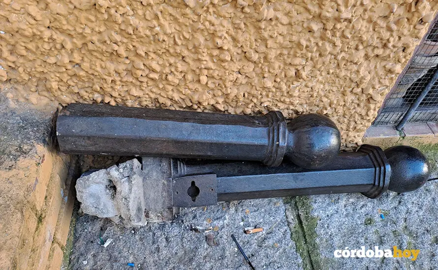 La pilona arrancada y la pilona cortada con radial en Plaza de Abades FOTO NODO CORDUBA