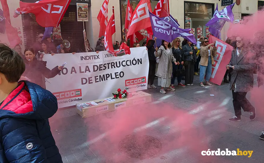 Concentraci&oacute;n de CCOO en apoyo a la huelga de trabajadoras en Zara Home C&oacute;rdoba FOTO CCOO