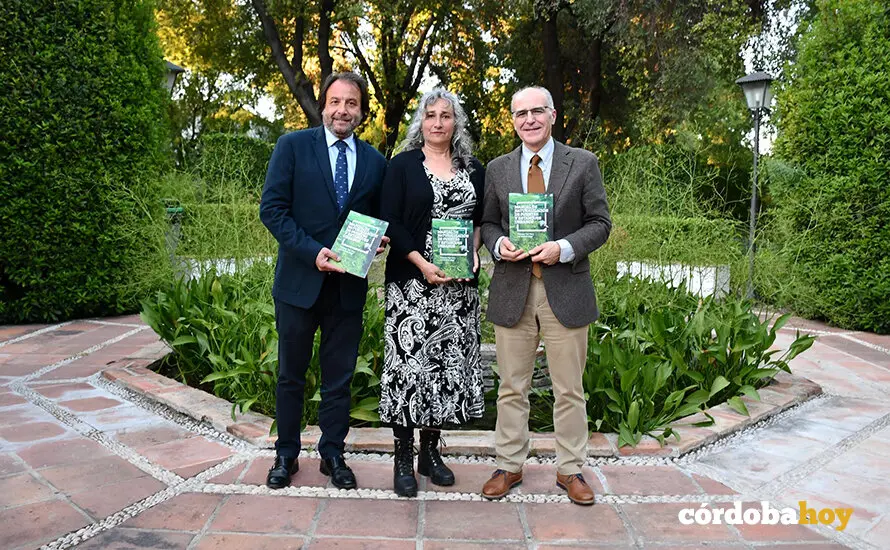 Daniel Garc&iacute;a-Ibarrola, M&oacute;nica L&oacute;pez y Rafael Mar&iacute;n con la gu&iacute;a FOTO EMACSA