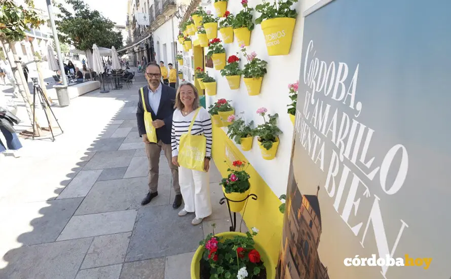 Antonio L&oacute;pez e Isabel Alb&aacute;s en el refuerzo de la campa&ntilde;a 'C&oacute;rdoba, el amarillo te sienta bien' FOTO RAFA MELLADO SENIOR