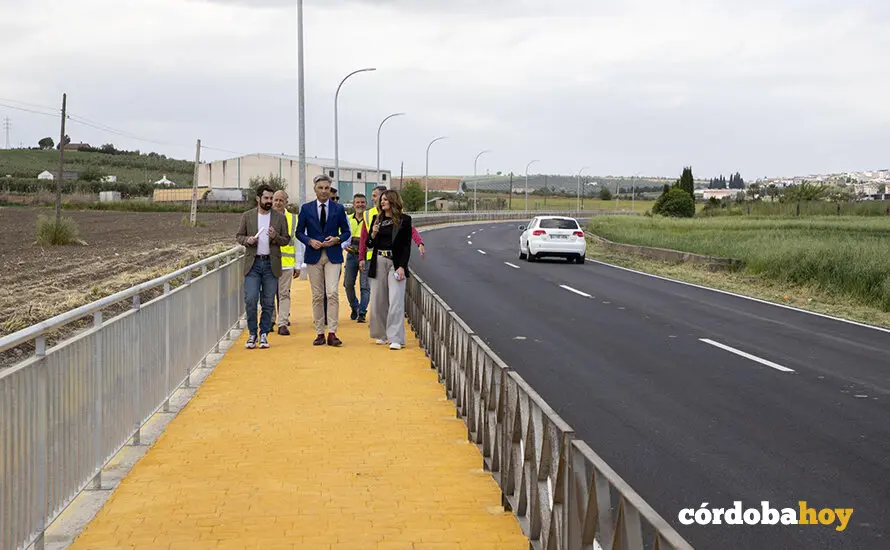 Andr&eacute;s Lorite (centro) visita la actuaci&oacute;n de mejora por la Diputaci&oacute;n en la CO-3108 FOTO DIPUTACI&Oacute;N