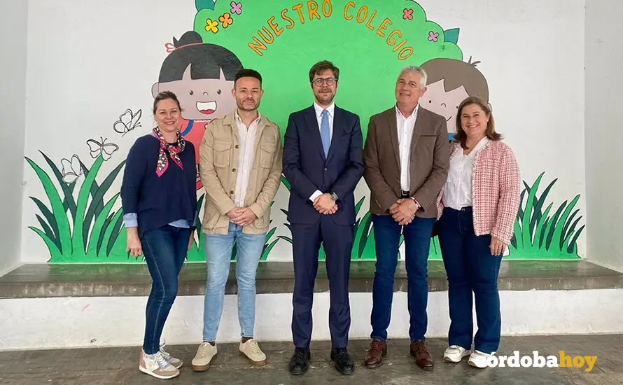 Cop&eacute; (centro), durante su visita al CEIP Fernando Miranda de Fern&aacute;n N&uacute;&ntilde;ez FOTO JUNTA DE ANDALUC&Iacute;A