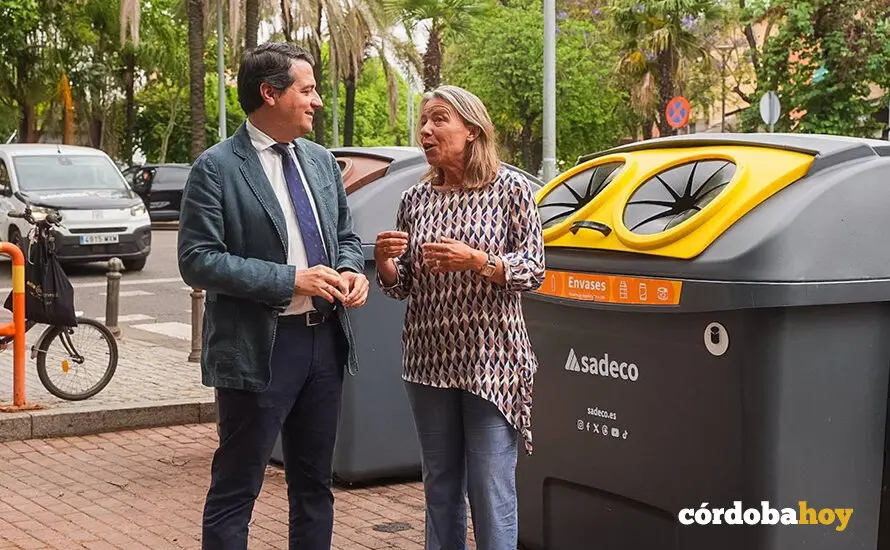 Jos&eacute; Mar&iacute;a Bellido e Isabel Alb&aacute;s junto a los nuevos contenedores, en una imagen de archivo FOTO AYUNTAMIENTO DE C&Oacute;RDOBA