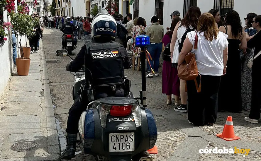 Agentes de la Polic&iacute;a Nacional controlando una zona de visitas de Los Patios cordobeses FOTO POLIC&Iacute;A NACIONAL