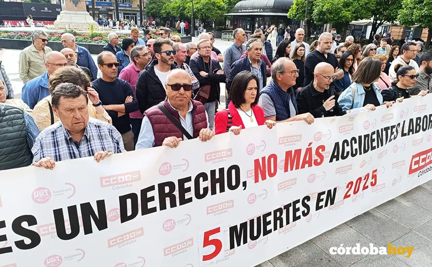 Concentraci&oacute;n en La Tendillas de CCOO y UGT por los fallecimientos laborales en 2025