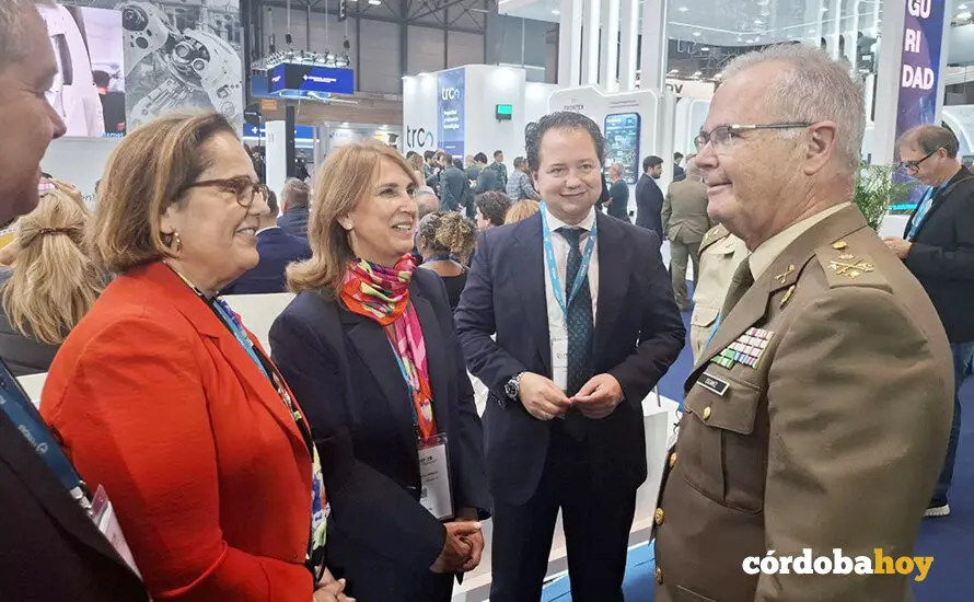 Blanca Torrent y Ana L&oacute;pez conversan con el general Joaqu&iacute;n Broch, director de Acuartelamiento (Diacu) del Ej&eacute;rcito de Tierra en el stand de C&oacute;rdoba de Deindef 2025 FOTO MINISTERIO DE DEFENSA