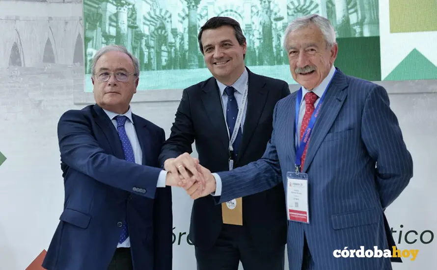 Firma del convenio entre CECO, Ayuntamiento de C&oacute;rdoba y la Asociaci&oacute;n de Empresas Contratistas con las Administraciones P&uacute;blicas (Aesmide), en el marco de Feindef 2025 FOTO AYUNTAMIENTO DE C&Oacute;RDOBA