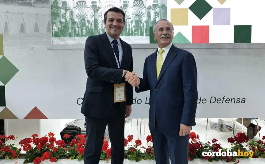 Jos&eacute; Mar&iacute;a Bellido y Luis Furnells se dan la mano en el marco de Feindef 2025 FOTO AYUNTAMIENTO DE C&Oacute;RDOBA
