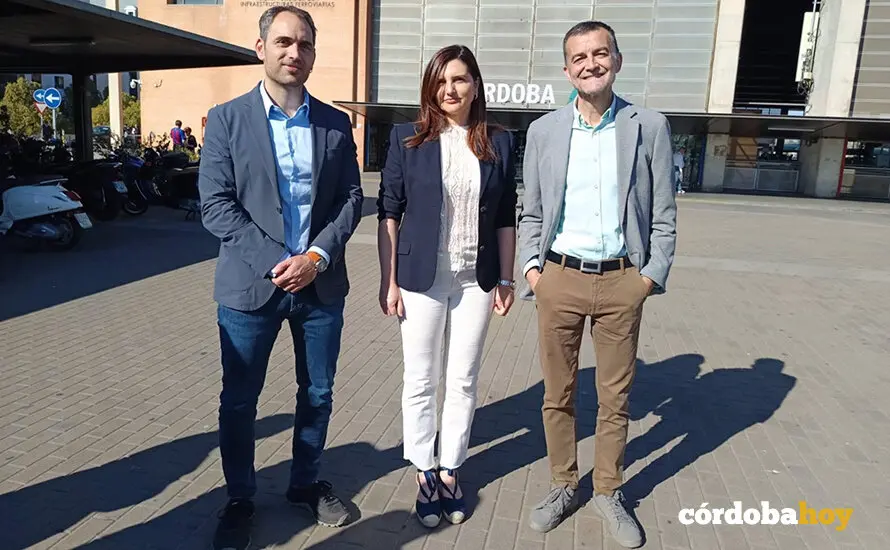 El coordinador de IU Andaluc&iacute;a, Toni Valero; la hija de Julio Anguita, Ana Anguita, y el coordinador federal de IU, Antonio Ma&iacute;llo FOTO IZQUIERDA UNIDA