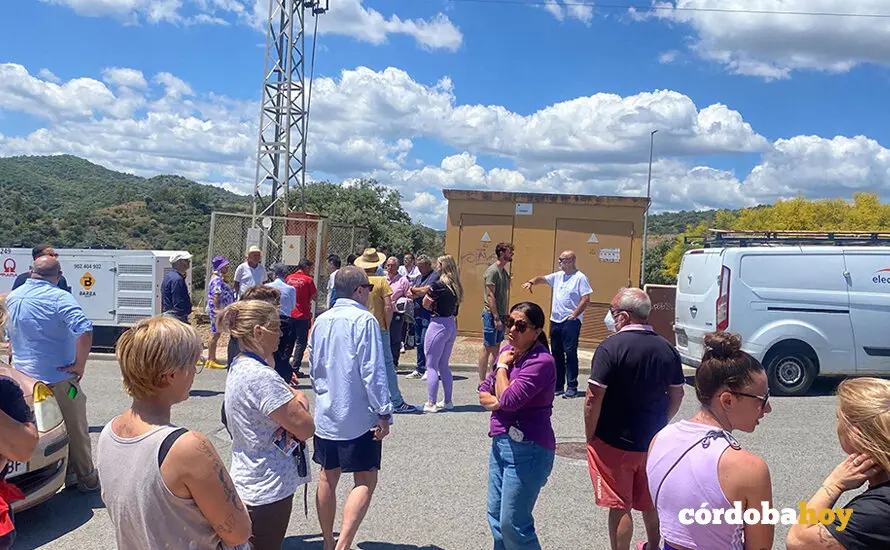 Vecinos de El Encinar vigilando la zona donde supuestamente se tiene que producir el corte