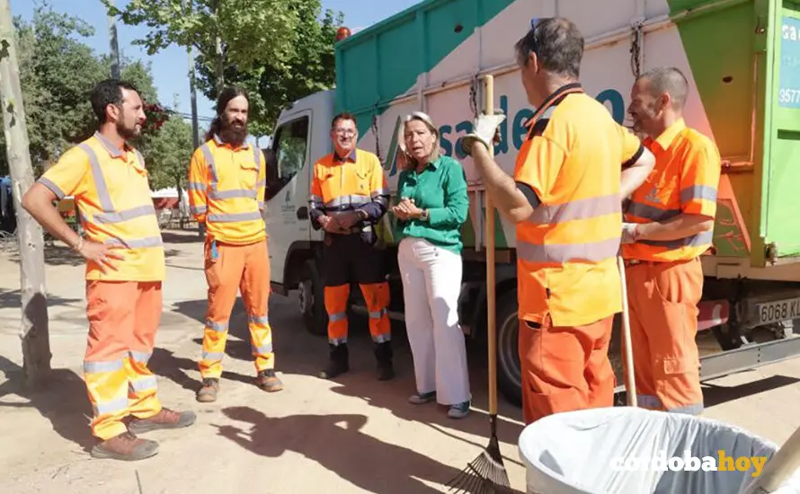 Isabel Alb&aacute;s conversa con operarios de Sadeco que preparan la presente edici&oacute;n de la Feria FOTO AYUNTAMIENTO DE C&Oacute;RDOBA