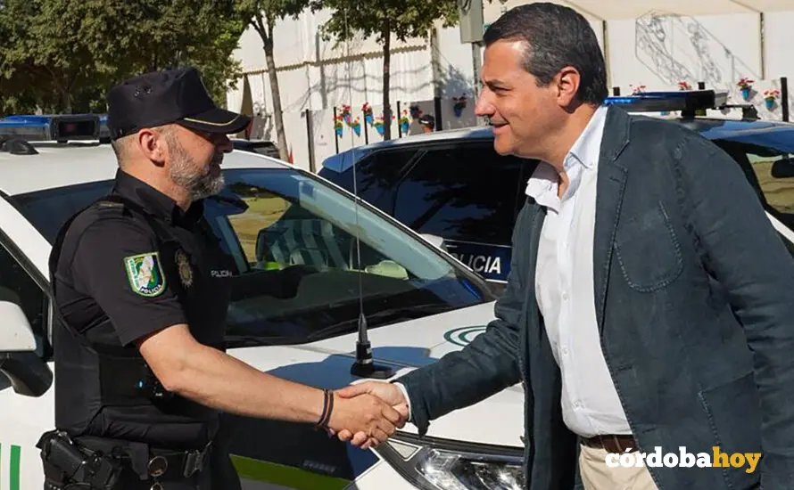 Jos&eacute; Mar&iacute;a Bellido saluda a un agente de la Polic&iacute;a Nacional destacado en la Feria FOTO RETRATOS CDB