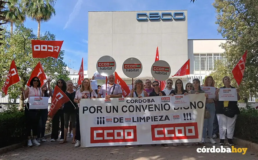 Concentraci&oacute;n de CCOO ante CECO por el convenio de limpieza en la provincia de C&oacute;rdoba, en una imagen de archivo FOTO CCOO