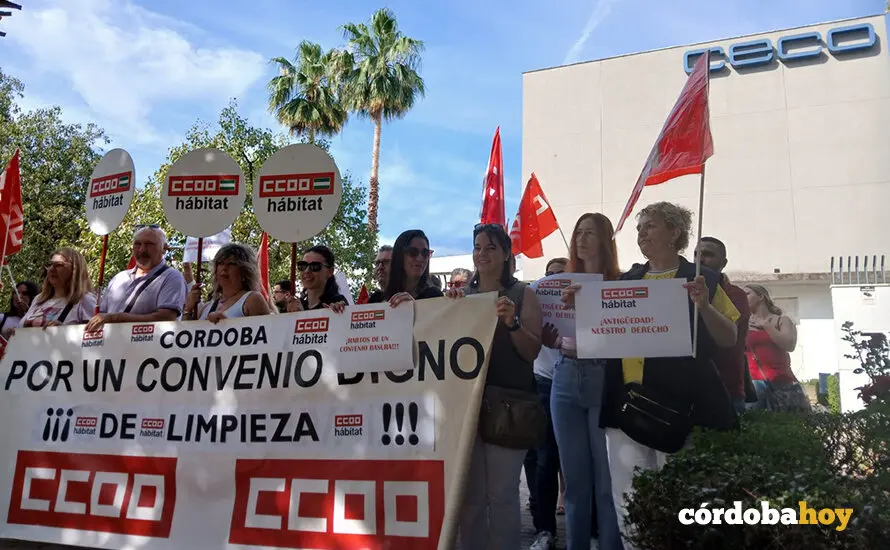 Concentraci&oacute;n de CCOO ante CECO por el convenio de limpieza en la provincia de C&oacute;rdoba, en una imagen de archivo FOTO CCOO