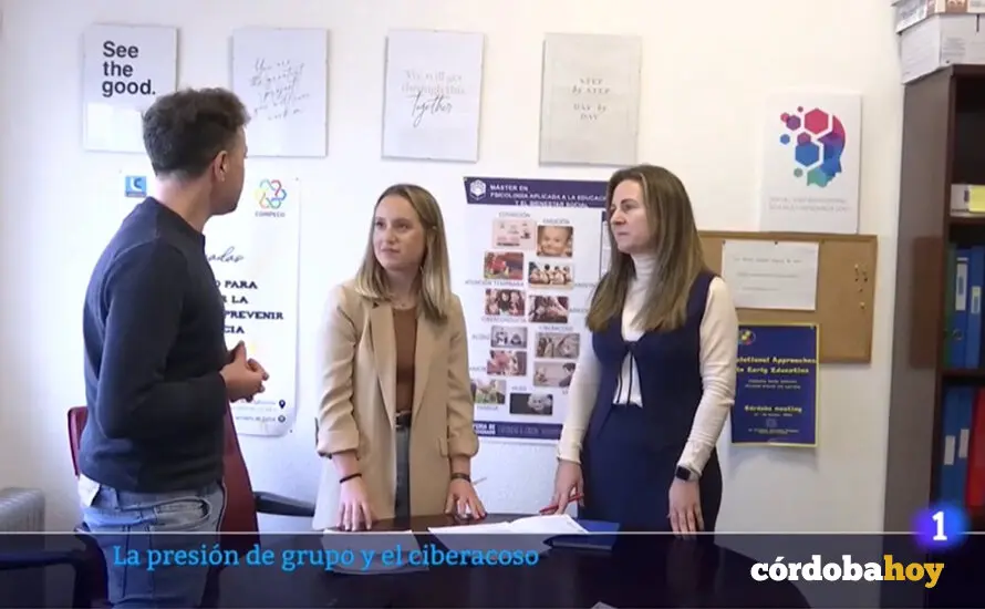 Los investigadores de la UCO Daniel Falla Fern&aacute;ndez, Blanca &Aacute;lvarez Turrado y Eva Romera F&eacute;lix en un reportaje de TVE FOTO UCO:TVE