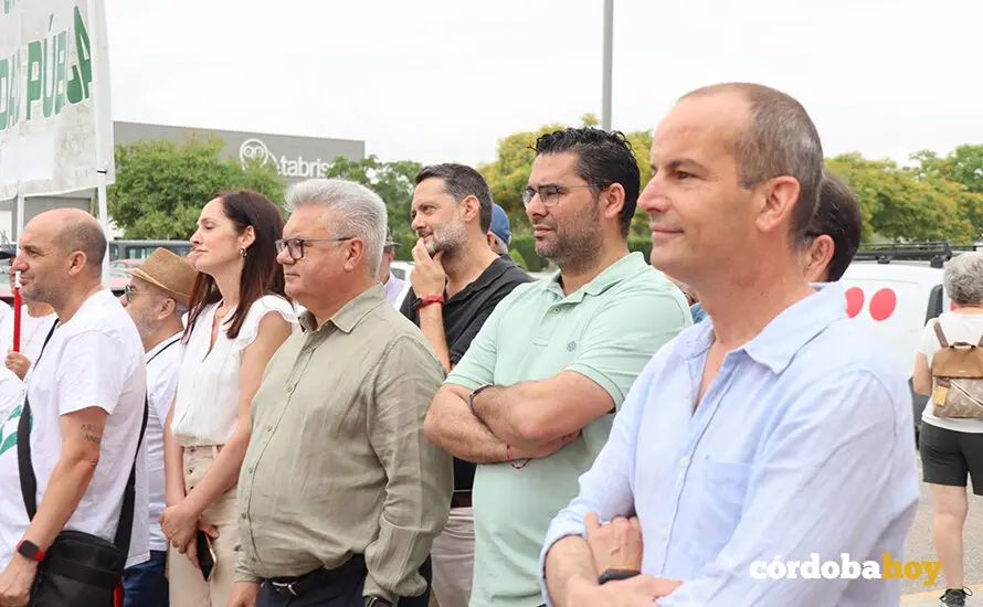 Morales (tercero por la izquierda), en la acci&oacute;n en defensa de la sanidad p&uacute;blica en Montilla FOTO PSOE