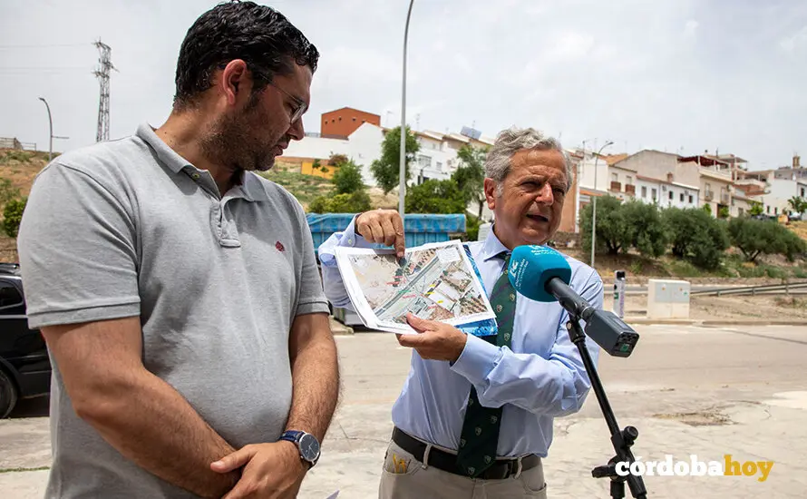 Florentino Santos y Salvador Fuentes, en el lugar donde se van a hacer las obras del colector en Espejo bajo la N-432 FOTO DIPUTACI&Oacute;N DE C&Oacute;RDOBA