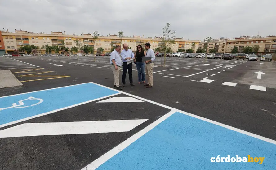 Bernardo Jordano, Antonio Toledano y responsables de Ingenier&iacute;a y Gesti&oacute;n del Sur contemplan la segunda fase de los aparcamientos de Valdeolleros FOTO AYUNTAMIENTO DE C&Oacute;RDOBA