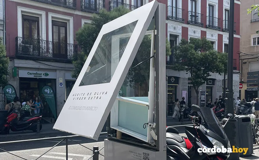 El mupi de la zona de la Latina, en Madrid, donde estaba el bolso de Palomo Spain robado