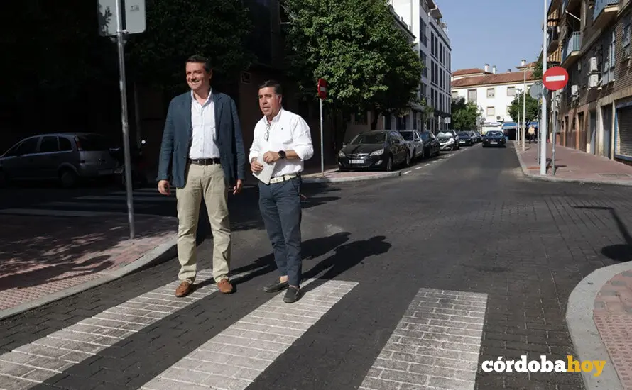 Jos&eacute; Mar&iacute;a Bellido y Miguel Ruiz Madruga en la calle Golondrina, tras su remodelaci&oacute;n FOTO AYUNTAMIENTO DE C&Oacute;RDOBA