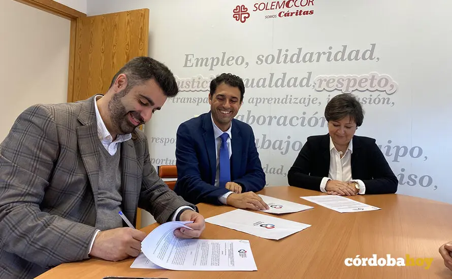 Salvador Garc&iacute;a G&oacute;mez como gerente de Solemccor en la firma de un convenio con la Fundaci&oacute;n Viana FOTO SOLEMCCOR