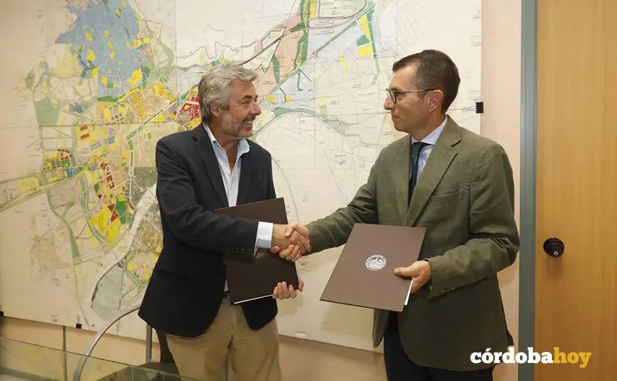 Miguel &Aacute;ngel Torrico y Francisco Jos&eacute; Bola&ntilde;os, en la firma del convenio sobre Hitachi FOTO AYUNTAMIENTO DE C&Oacute;RDOBA