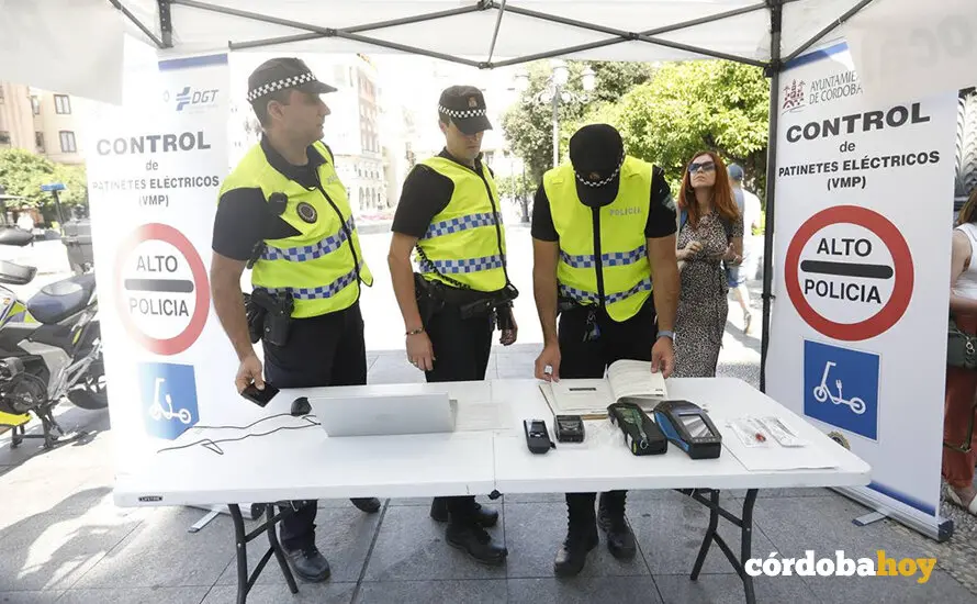 Presentaci&oacute;n de la campa&ntilde;a de control sobre veh&iacute;culos de movilidad personal (VMP) en C&oacute;rdoba, en una imagen de archivo FOTO AYUNTAMIENTO DE C&Oacute;RDOBA