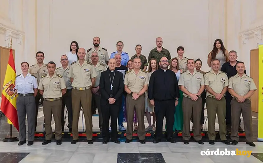 Foto de familia tras el encuentro del subdelegado de Defensa en C&oacute;rdoba, Jos&eacute; Mar&iacute;a Ortega, y el nuevo obispo de C&oacute;rdoba, Jes&uacute;s Fern&aacute;ndez FOTO SUBDELEGACI&Oacute;N DE DEFENSA