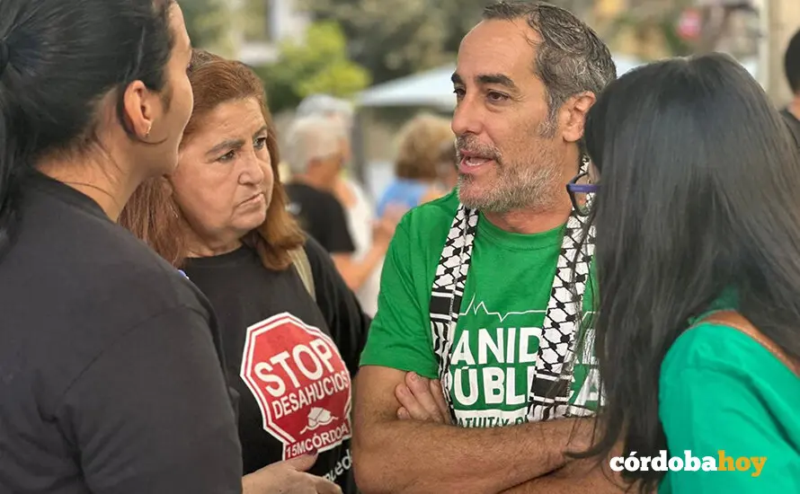 El portavoz de Hacemos C&oacute;rdoba, Juan Hidalgo, con David y Nerea, la pareja afectada por el intento de desahucio FOTO HACEMOS C&Oacute;RDOBA