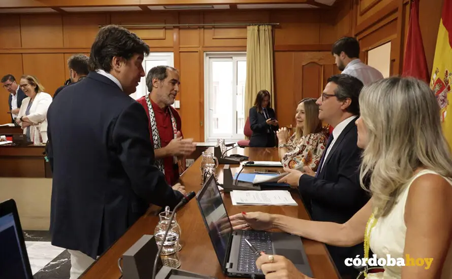 Juan Hidalgo y Jes&uacute;s Coca conversan con Jos&eacute; Mar&iacute;a Bellido antes del inicio del Pleno ordinario de julio FOTO RAFA MELLADO SENIOR