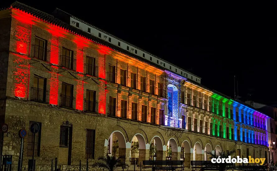 Acto de apoyo al colectivo LGTBI en la Plaza de la Constituci&oacute;n de Baena FOTO AYUNTAMIENTO DE BAENA