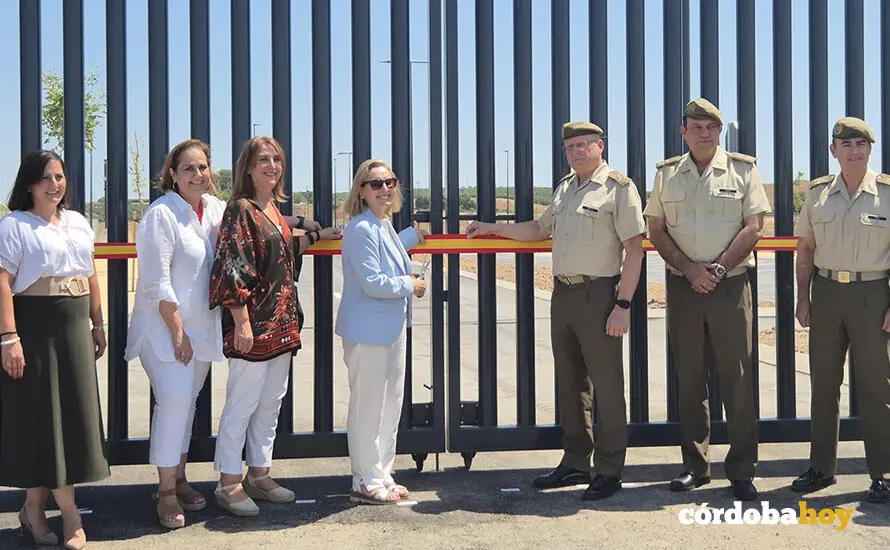 Amparo Valcarce (de azul) en la recepci&oacute;n de la obra de urbanizaci&oacute;n de la BLET FOTO MINISTERIO DE DEFENSA