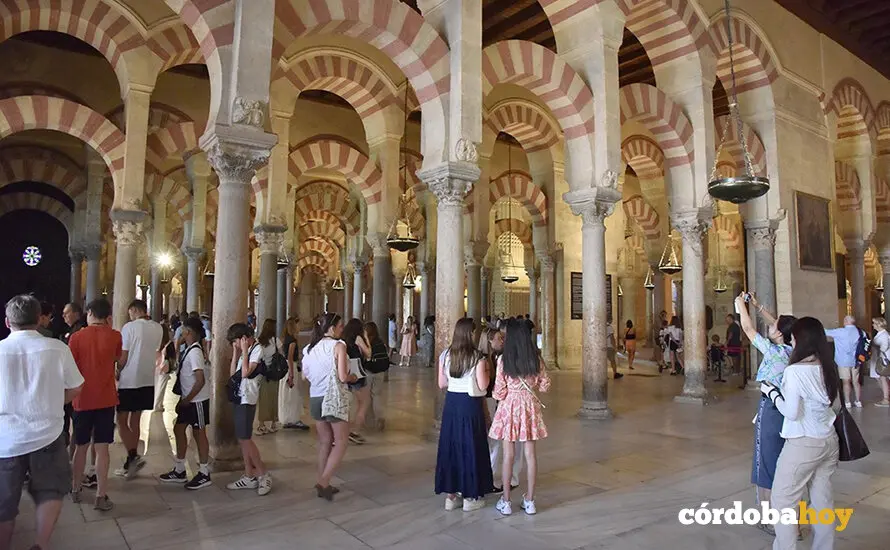 Turistas en el interior de la Mezquita-Catedral de C&oacute;rdoba, en una imagen de archivo FOTO CABILDO CATEDRAL DE C&Oacute;RDOBA