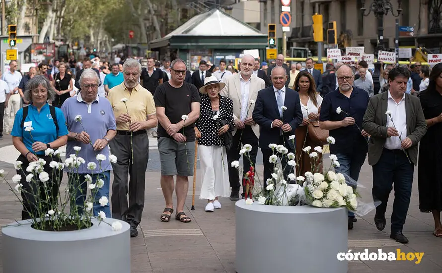 Varias personas participan en una ofrenda floral en un homenaje a las v&iacute;ctimas del atentado del 17-A en una imagen de archivo FOTO LORENA SOP&Ecirc;NA/EUROPA PRESS