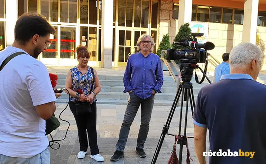Lourdes Mart&iacute;nez y Manuel Ortega, de Nodo Corduba, ante el Ayuntamiento FOTO NODO CORDUBA