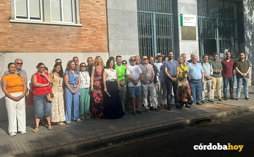 Concentraci&oacute;n de Mareas Blancas y sindicatos como UGT, con el apoyo del PSOE e IU, ante la Delegaci&oacute;n de Salud de la Junta en C&oacute;rdoba FOTO UGT